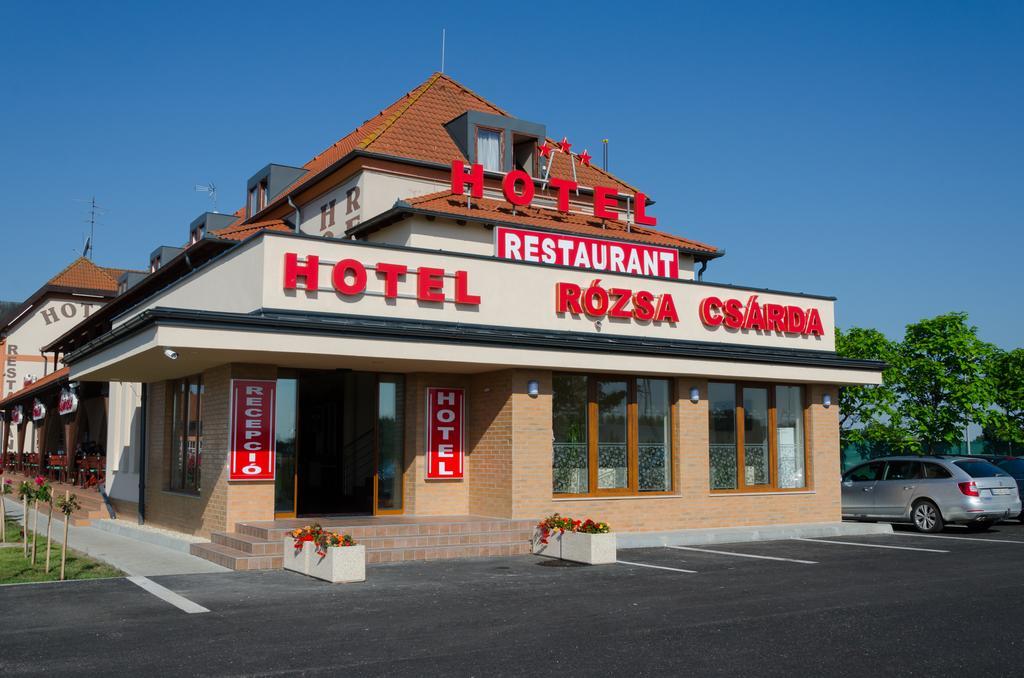 Hotel Rozsa Csarda Bungalow & Caravan Park Хедьешхалом Экстерьер фото