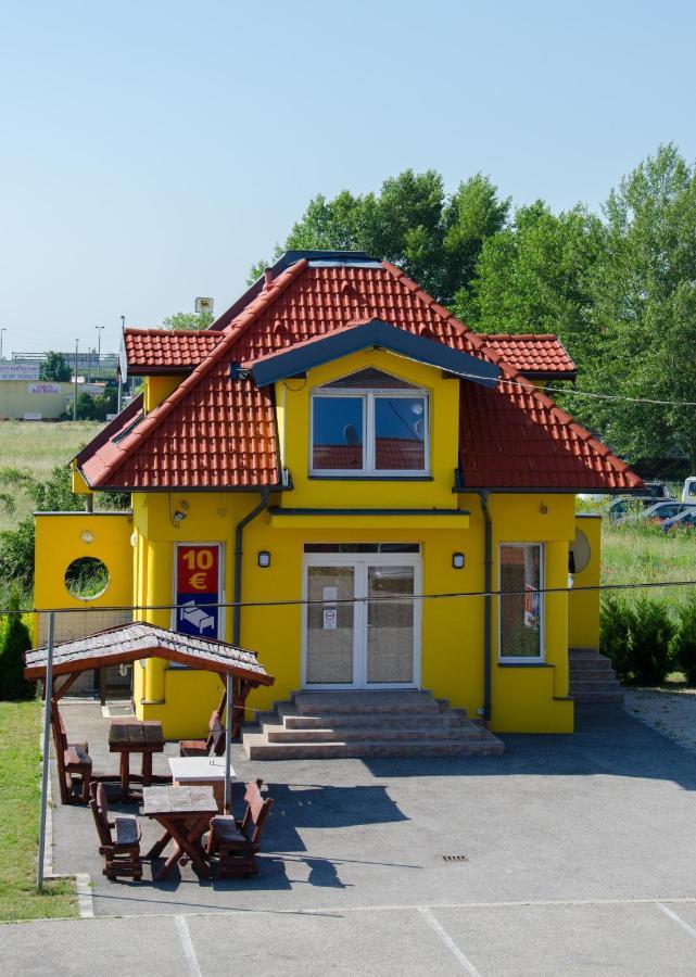 Hotel Rozsa Csarda Bungalow & Caravan Park Хедьешхалом Экстерьер фото